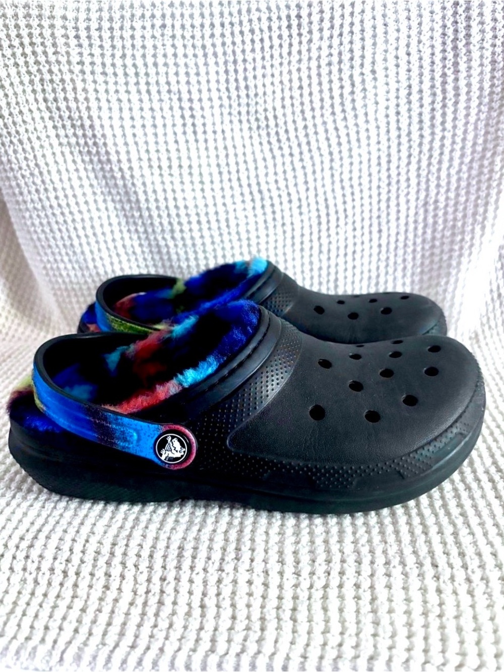 Crocs Kids 4 Black Lined Clogs – Rainbow Fuzzy Interior